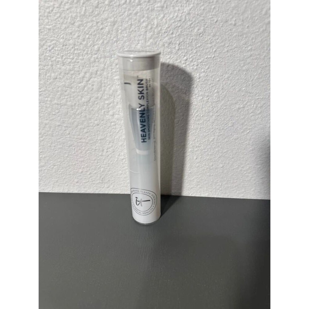 NWT it cosmetics brush